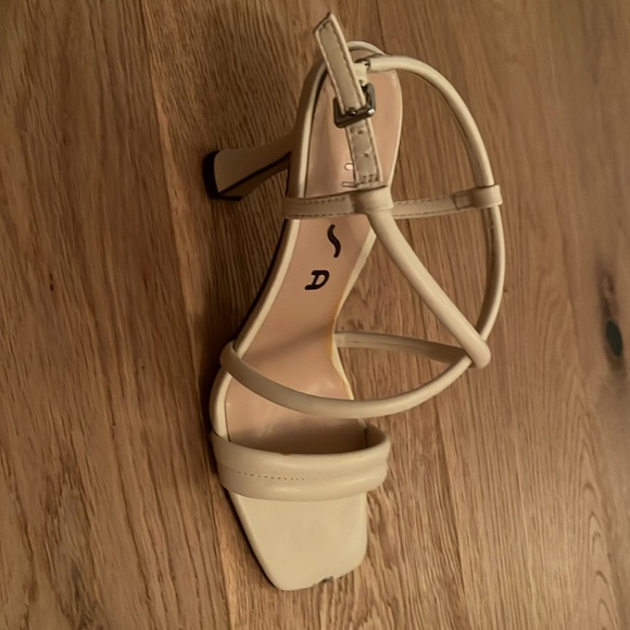 White Unisa heels - Picture 4 of 7